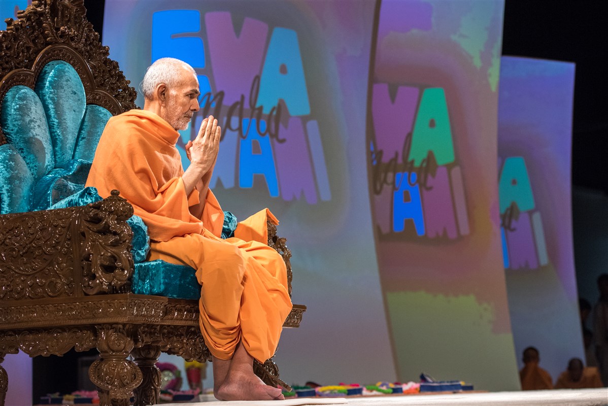 Swamishri folds his hands to devotees in the audience