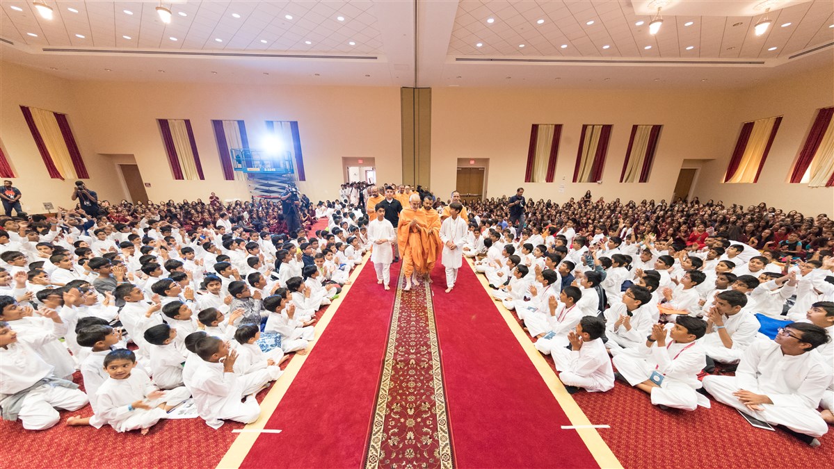 Swamishri enters the Bal-Balika Din afternoon program