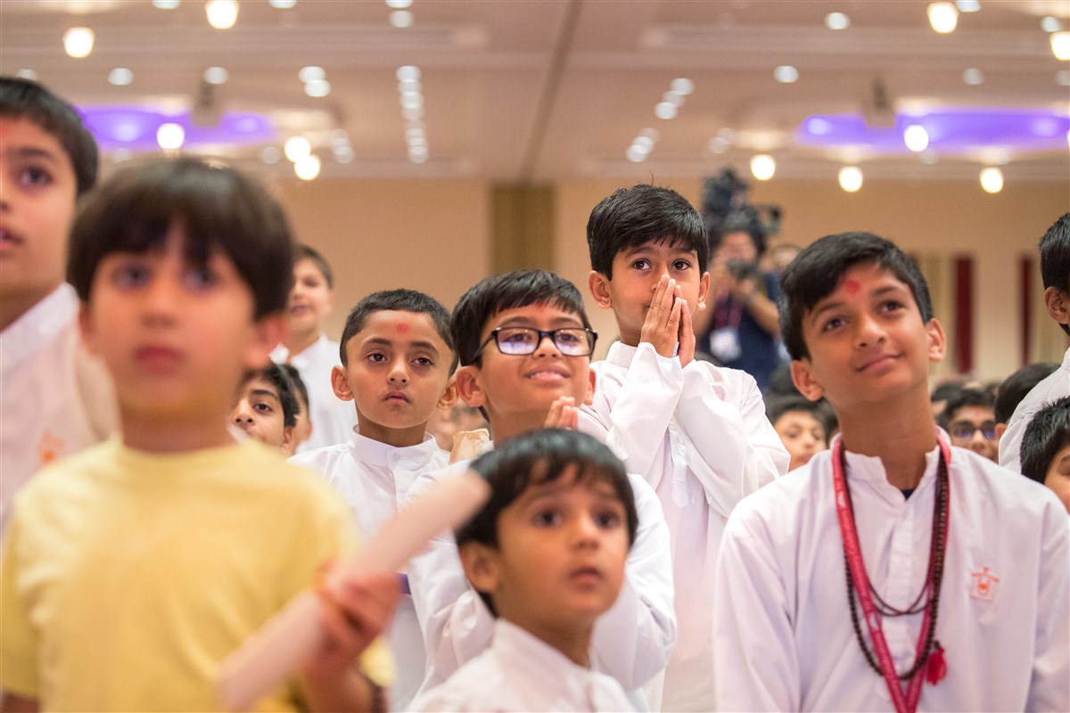 Children engaged in Swamishri's darshan