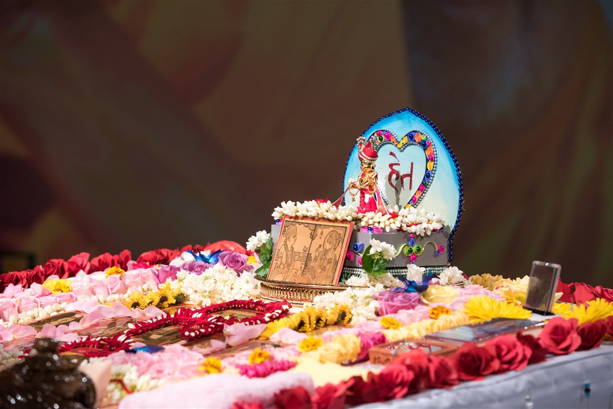 Shri Harikrishna Maharaj and Shri Akshar Purushottam Maharaj in Swamishri's puja