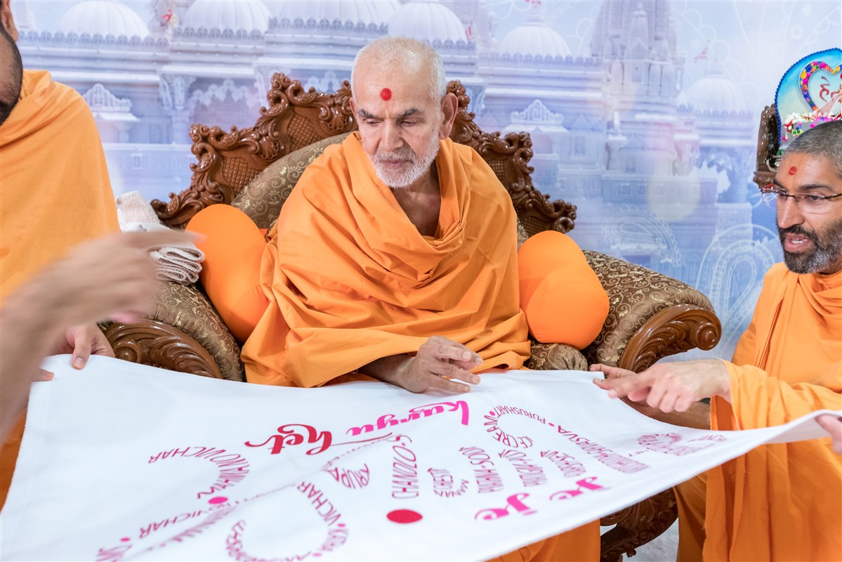 Swamishri blesses the theme of the Kishore-Kishori Din - 'Je Je Hari E Karyu Het'