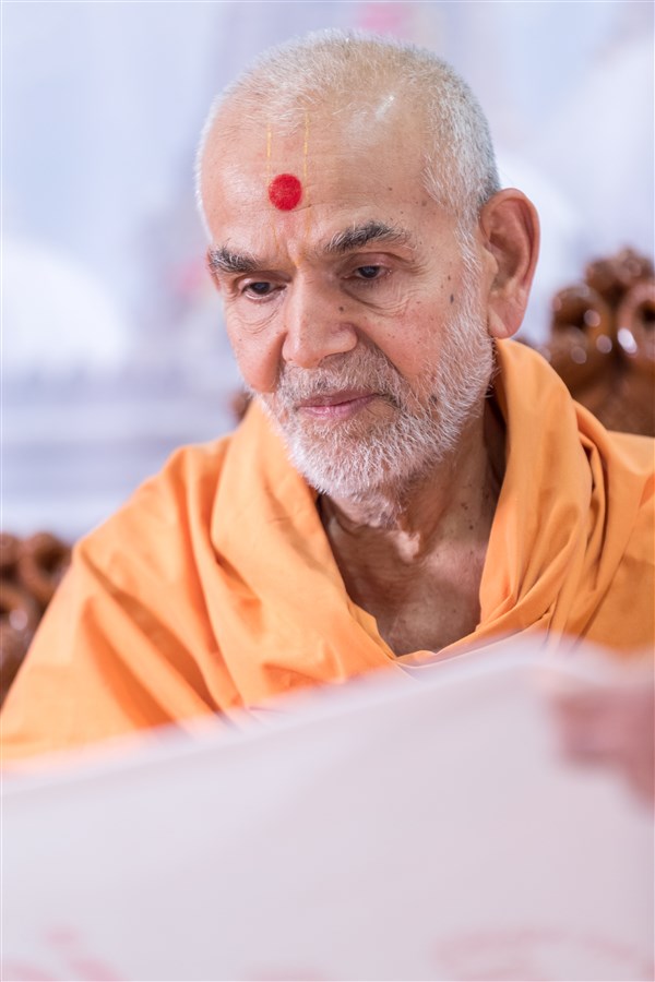 Swamishri blesses the theme of the Kishore-Kishori Din