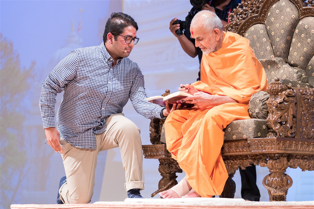 Swamishri engaged in the program