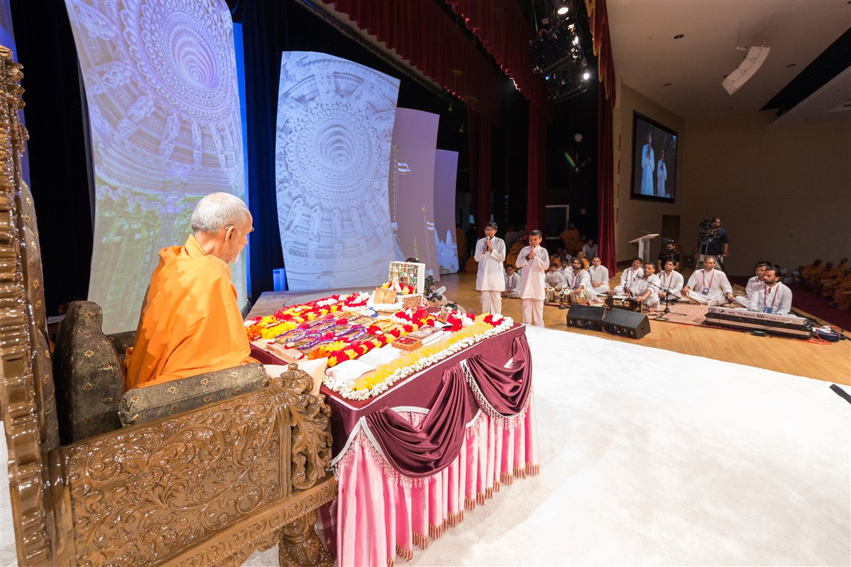Children recite shlokas during Swamishri's puja