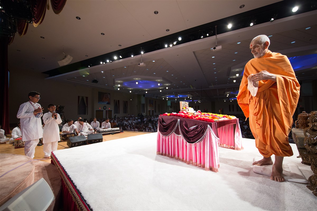 Swamishri performs pradakshina during morning puja