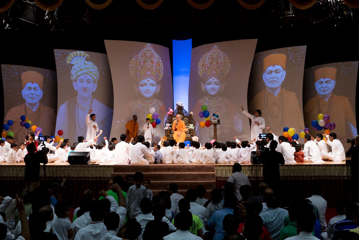 Swamishri engaged in the Shishu Din program
