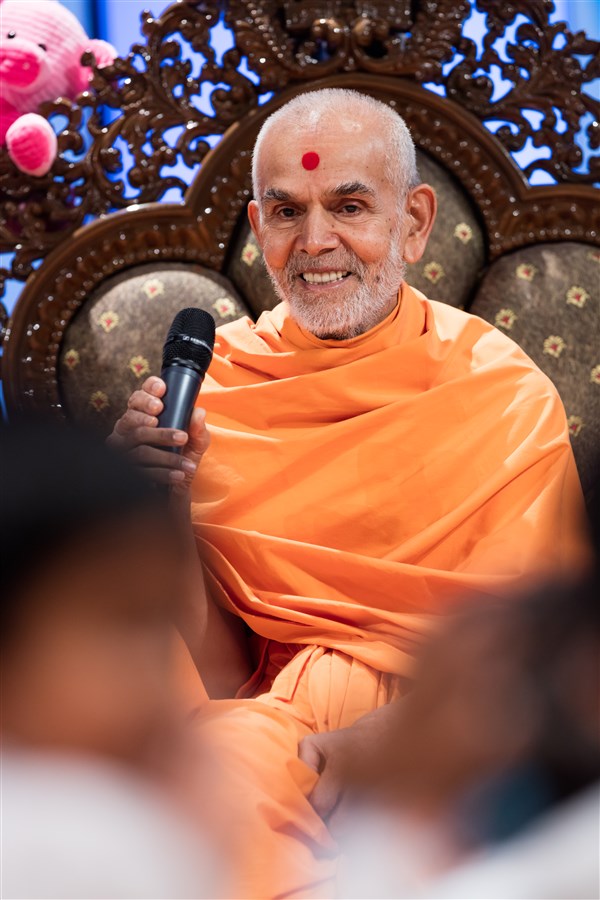 Swamishri addresses the children