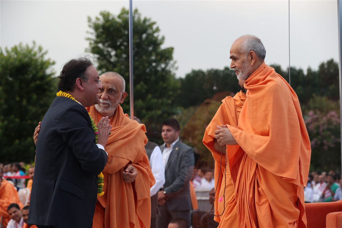 Swamishri blesses Nagesh Singh, Consul General of India in Atlanta