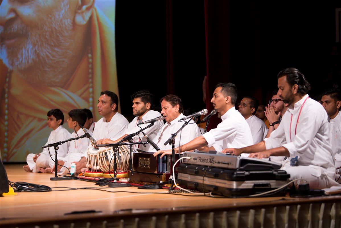 Youths sing kirtans before Swamishri