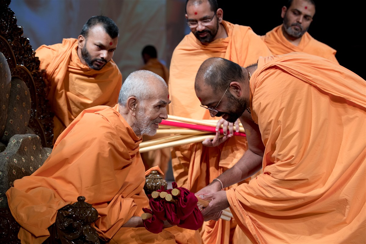 Swamishri sanctifies various items to be used in the ceremony