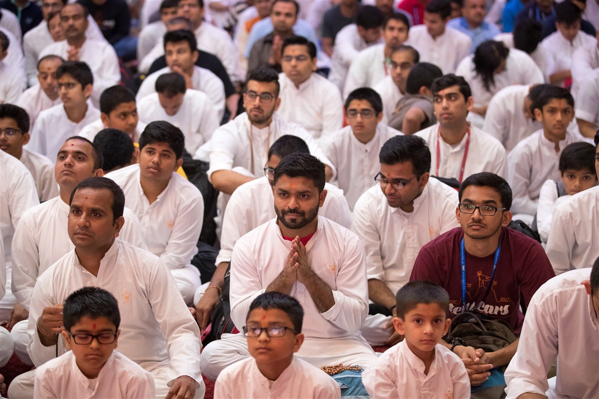 Devotees engrossed in Swamishri's darshan