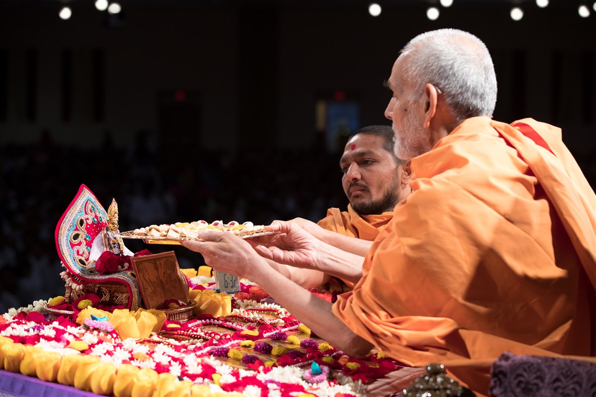 Swamishri offers thal in morning puja
