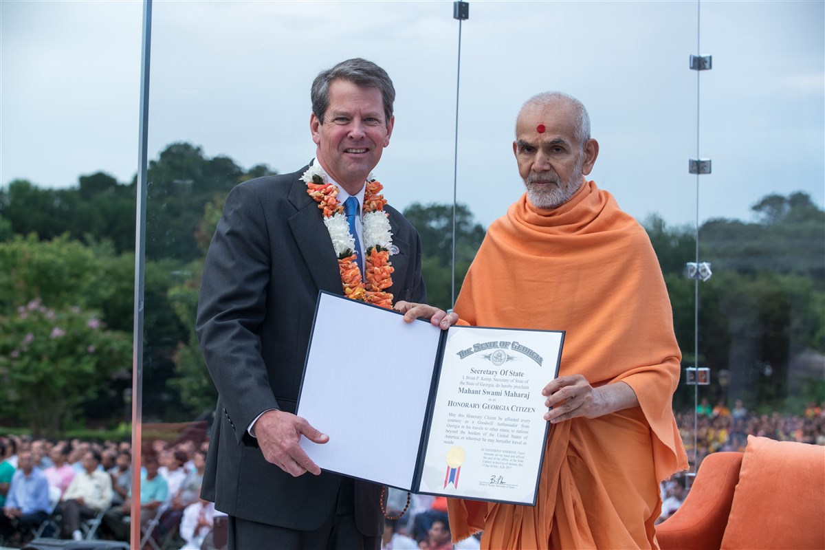 Brian Kemp, Secretary of State of Georgia, presents Swamishri with a proclamation declaring him as a Honorary Georgia Citizen