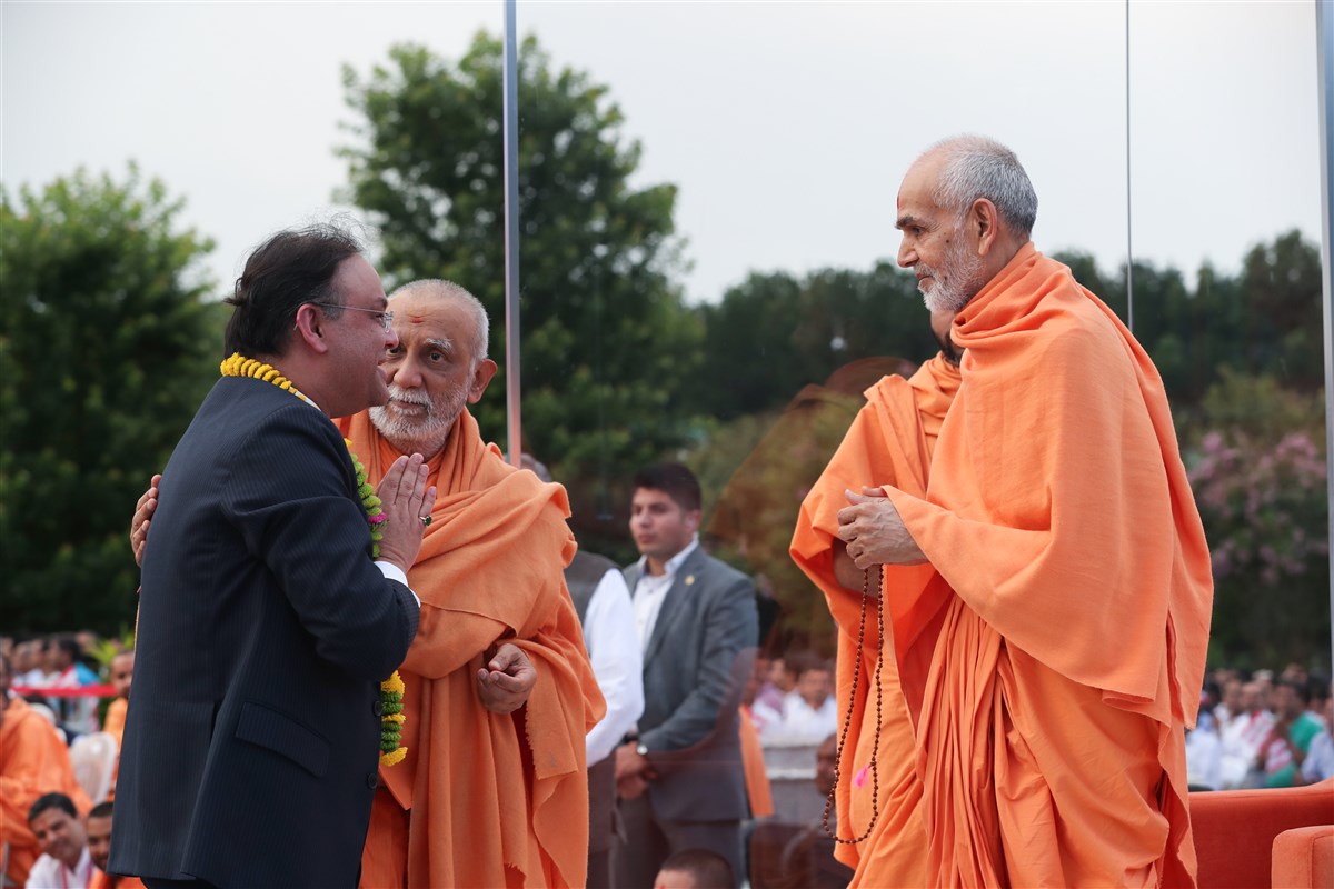Swamishri blesses Nagesh Singh, Consul General of India in Atlanta