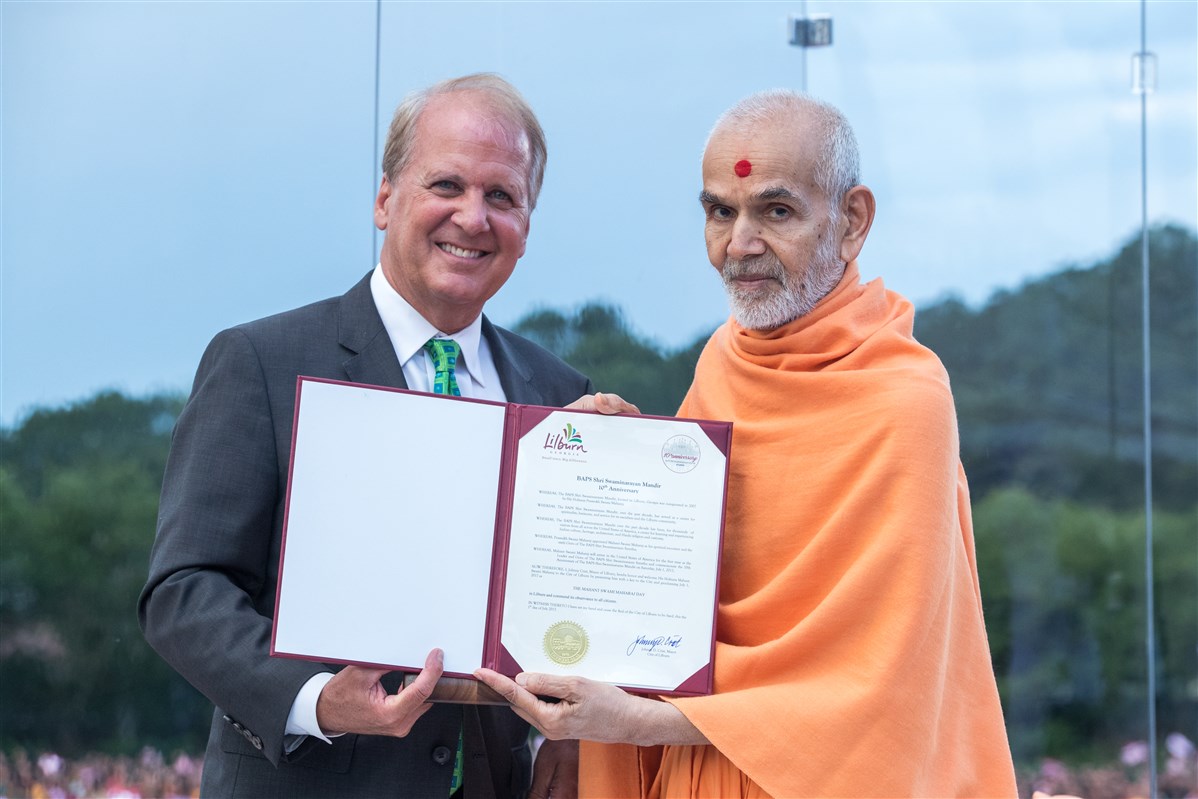 Johnny Crist, Mayor of the City of Lilburn, presents Swamishri with a proclamation declaring July 1st, 2017 as the HH Mahant Swami Maharaj Day