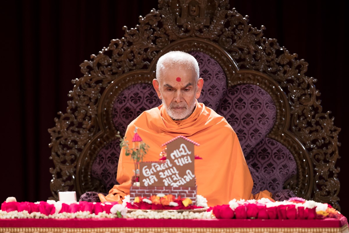 Swamishri engrossed in morning puja, 2 July 2017