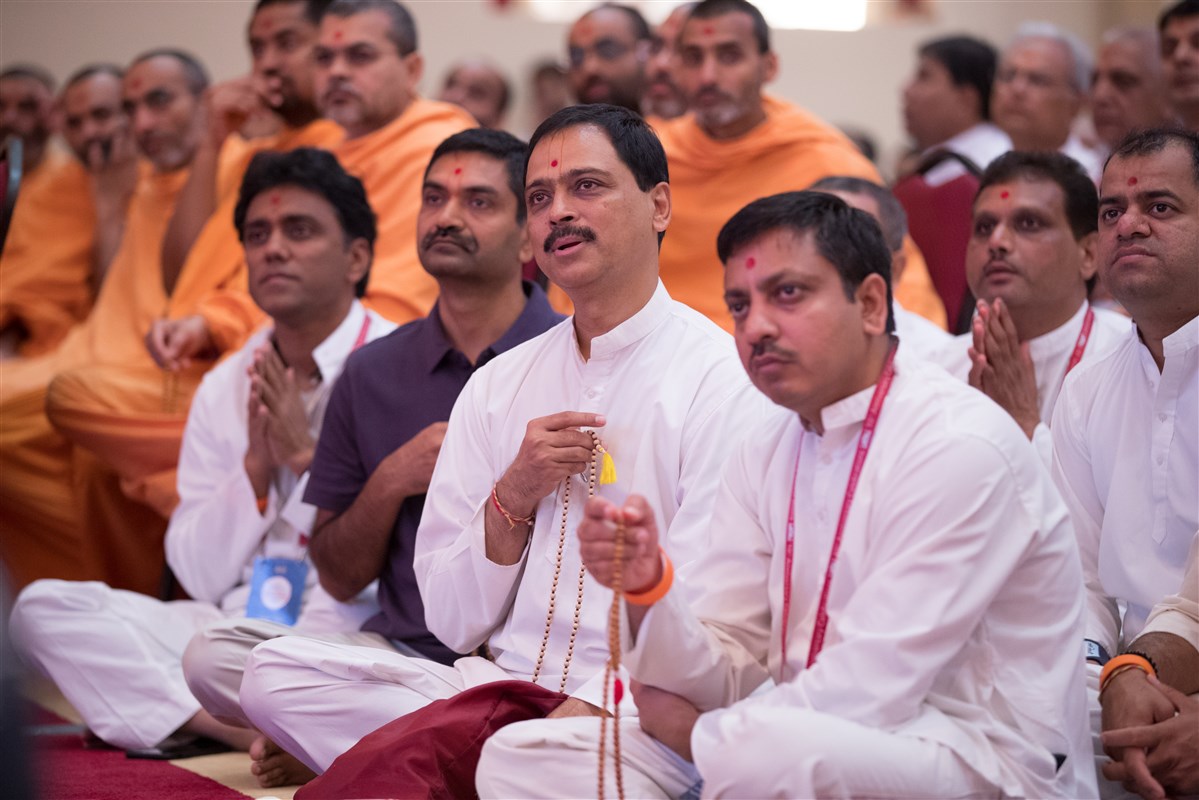 Devotees engaged in Swamishri's darshan, 2 July 2017