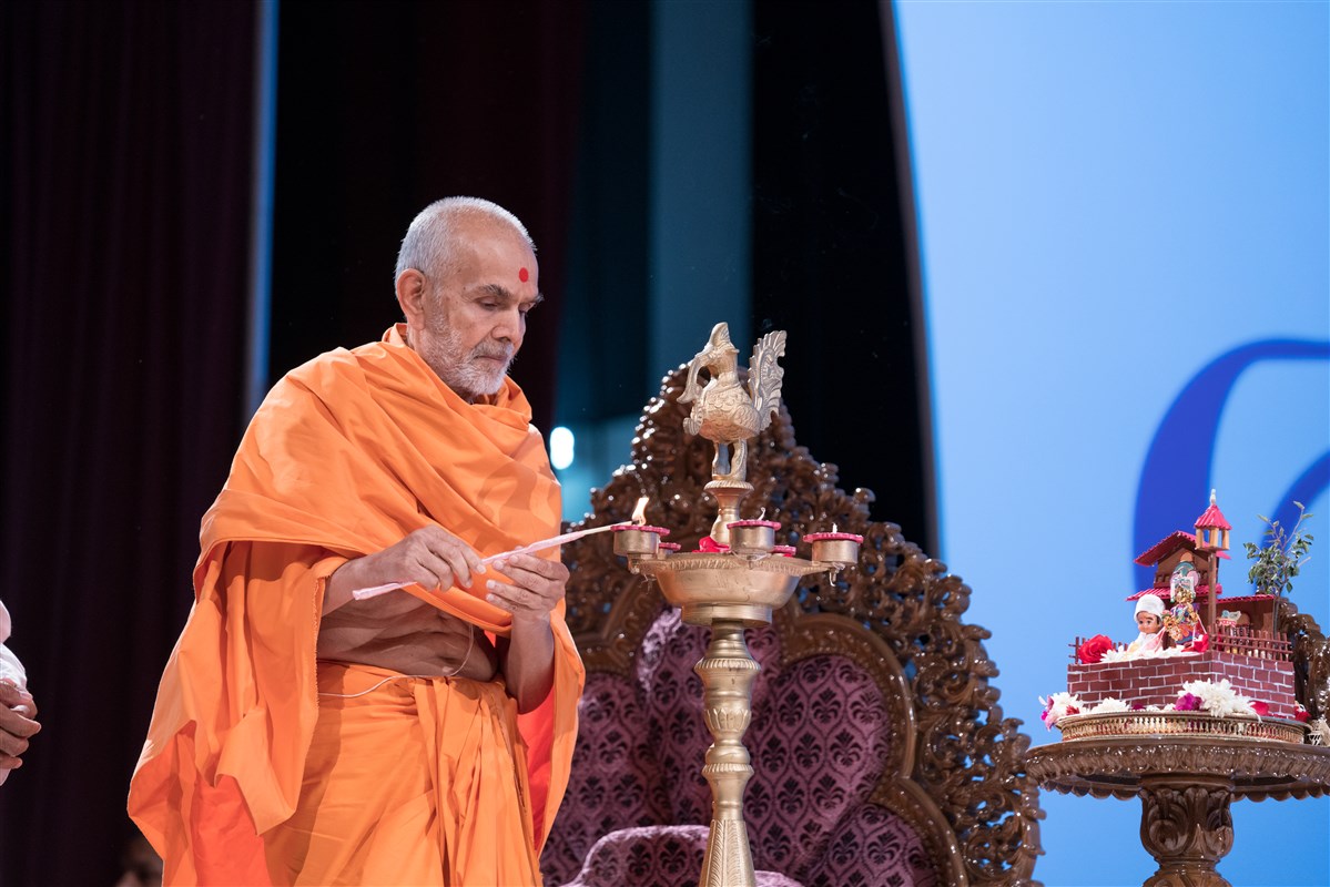Swamishri performs deep pragatya for the Satsang Shibir, 2 July 2017