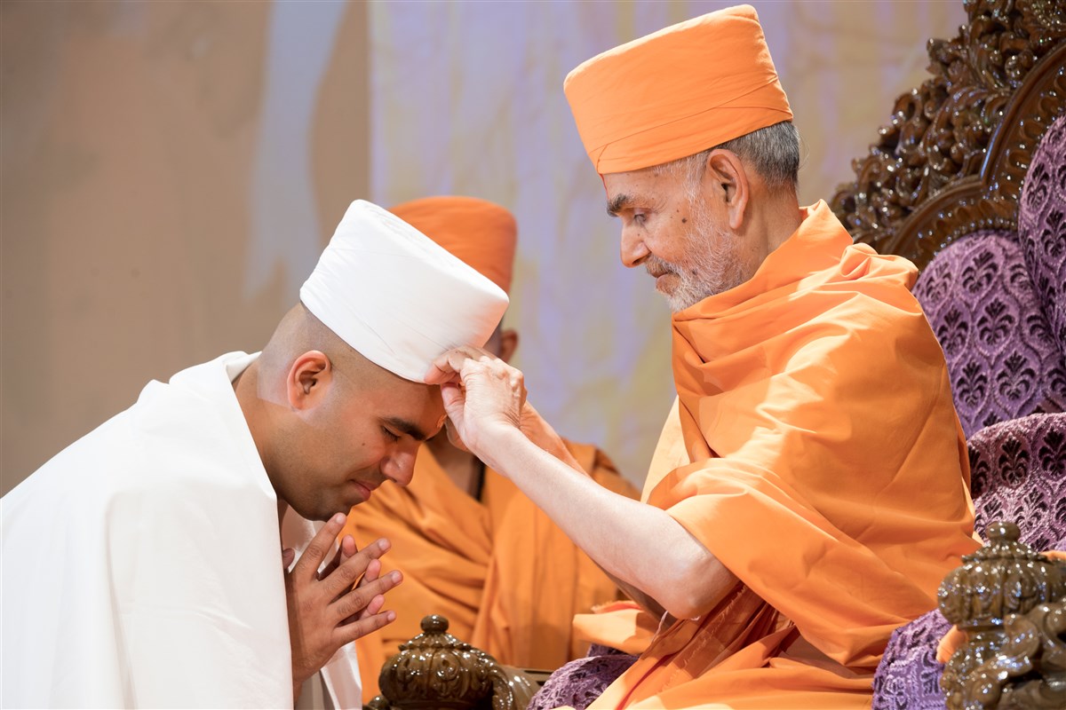 Swamishri gives parshadi diksha, 2 July 2017