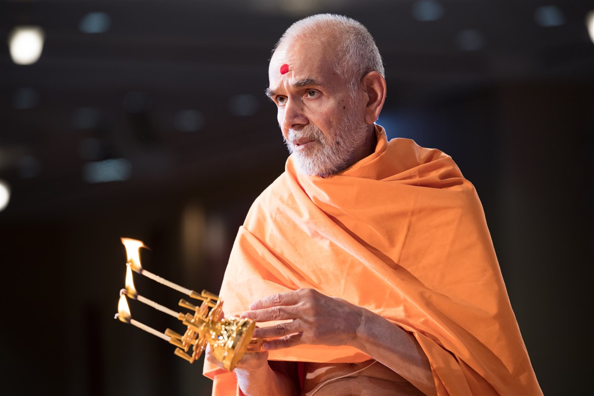 Swamishri performs the evening arti, 2 July 2017
