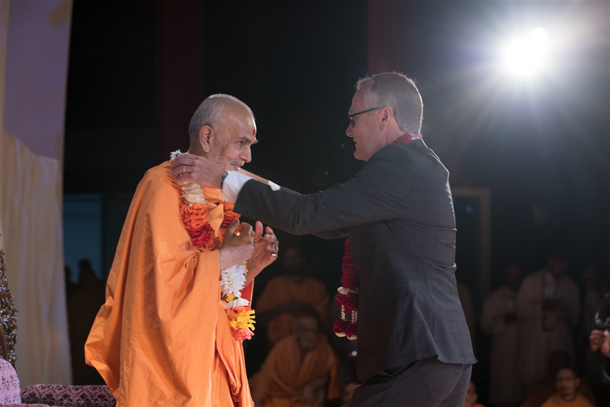 Swamishri is offered a garland by the Lieutenant Governor of Georgia, Casey Cagle, 2 July 2017