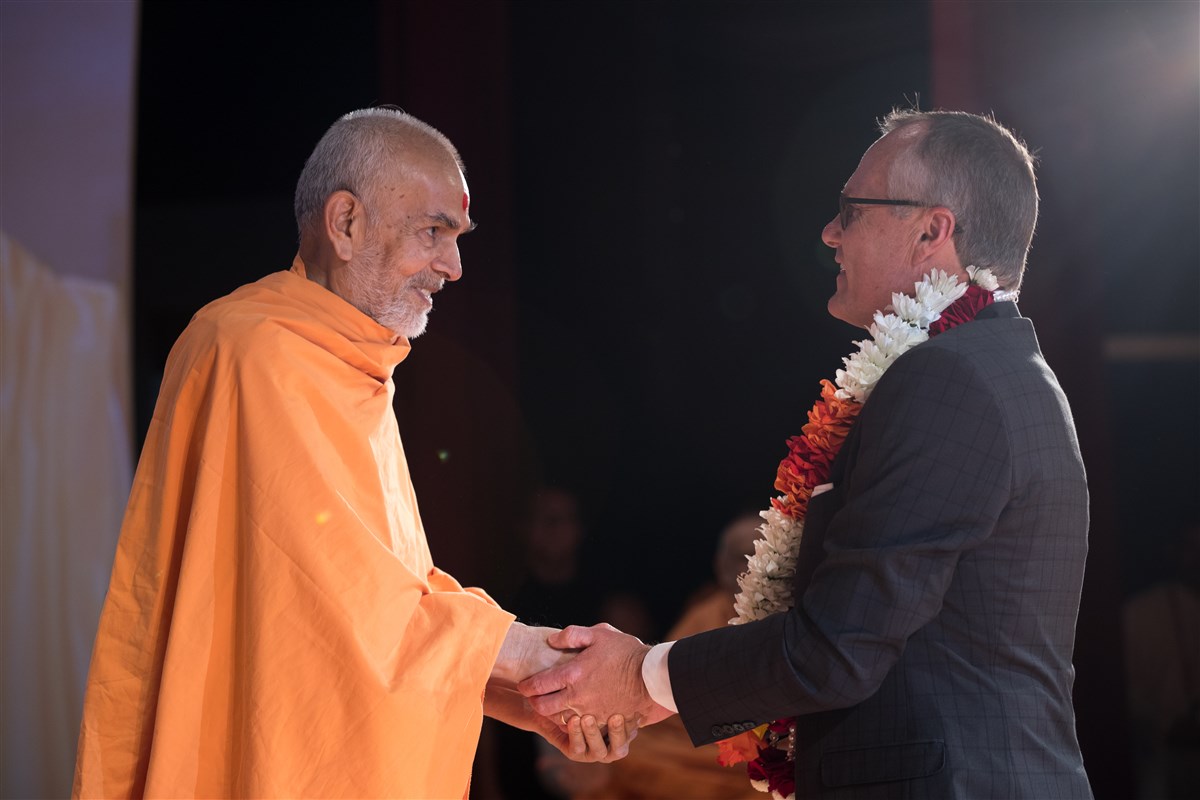 Swamishri is offered a garland by the Lieutenant Governor of Georgia, Casey Cagle, 2 July 2017