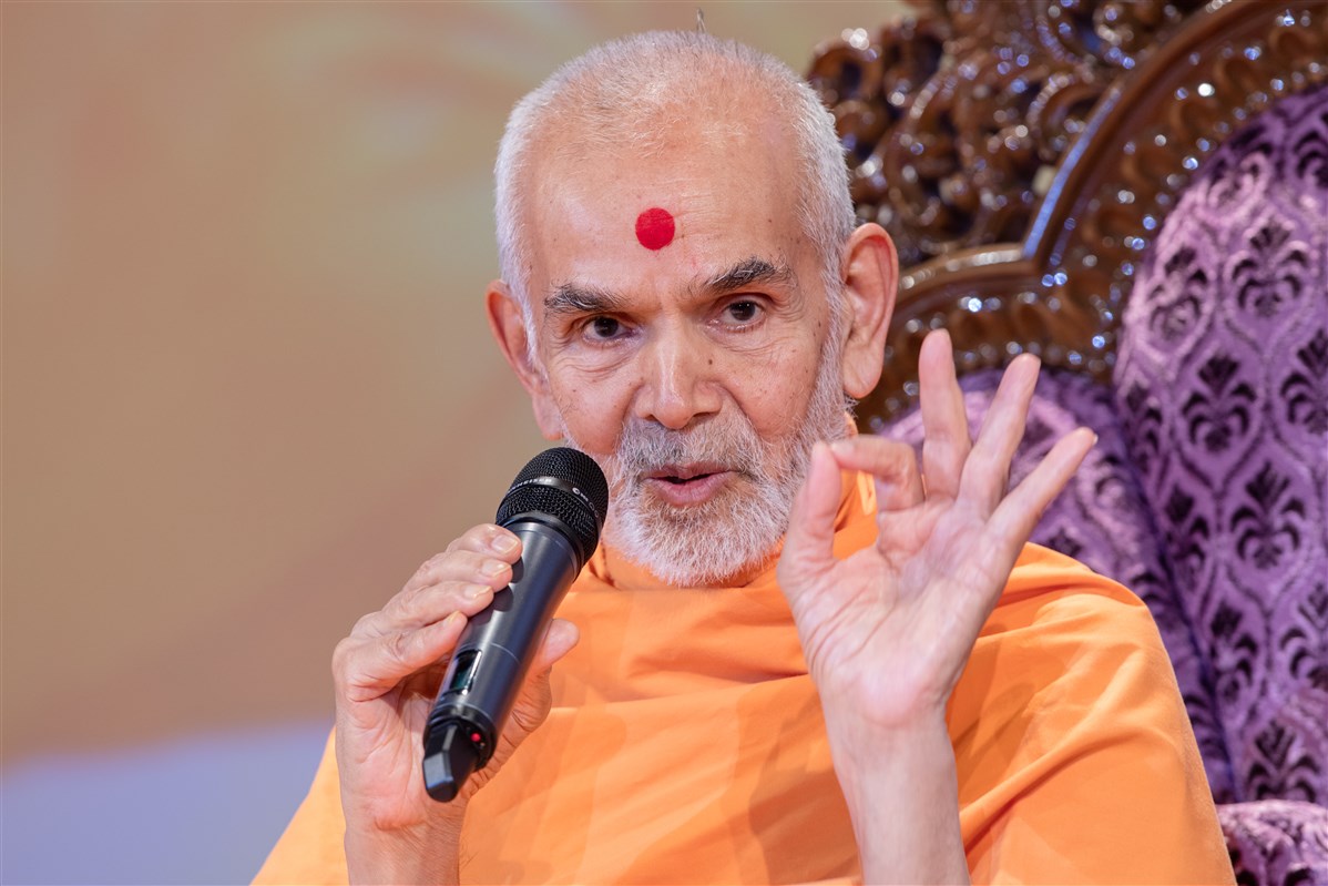 Swamishri addresses the assembly, 2 July 2017