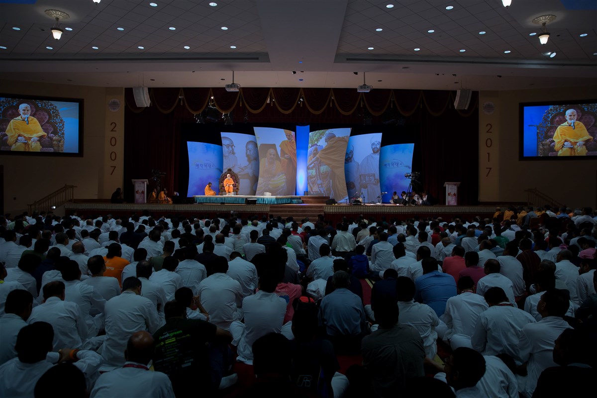 Swamishri addresses the assembly, 3 July 2017