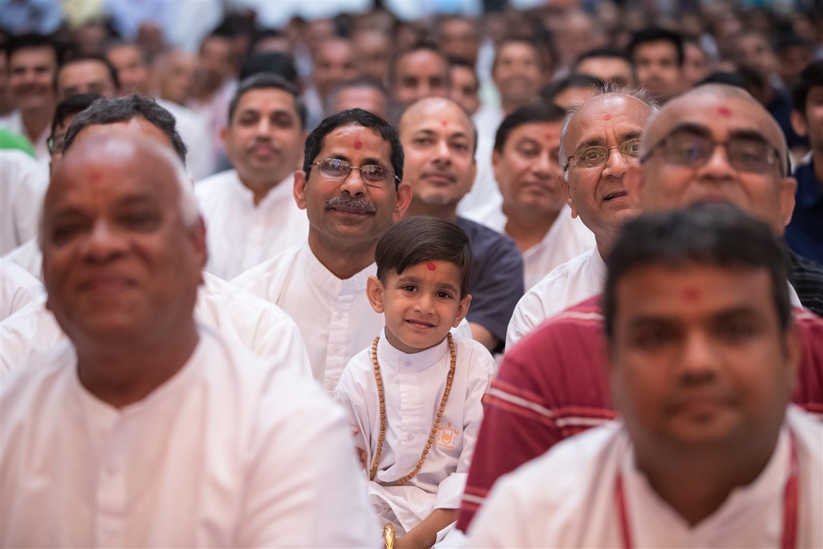Devotees engaged in Swamishri's darshan, 3 July 2017