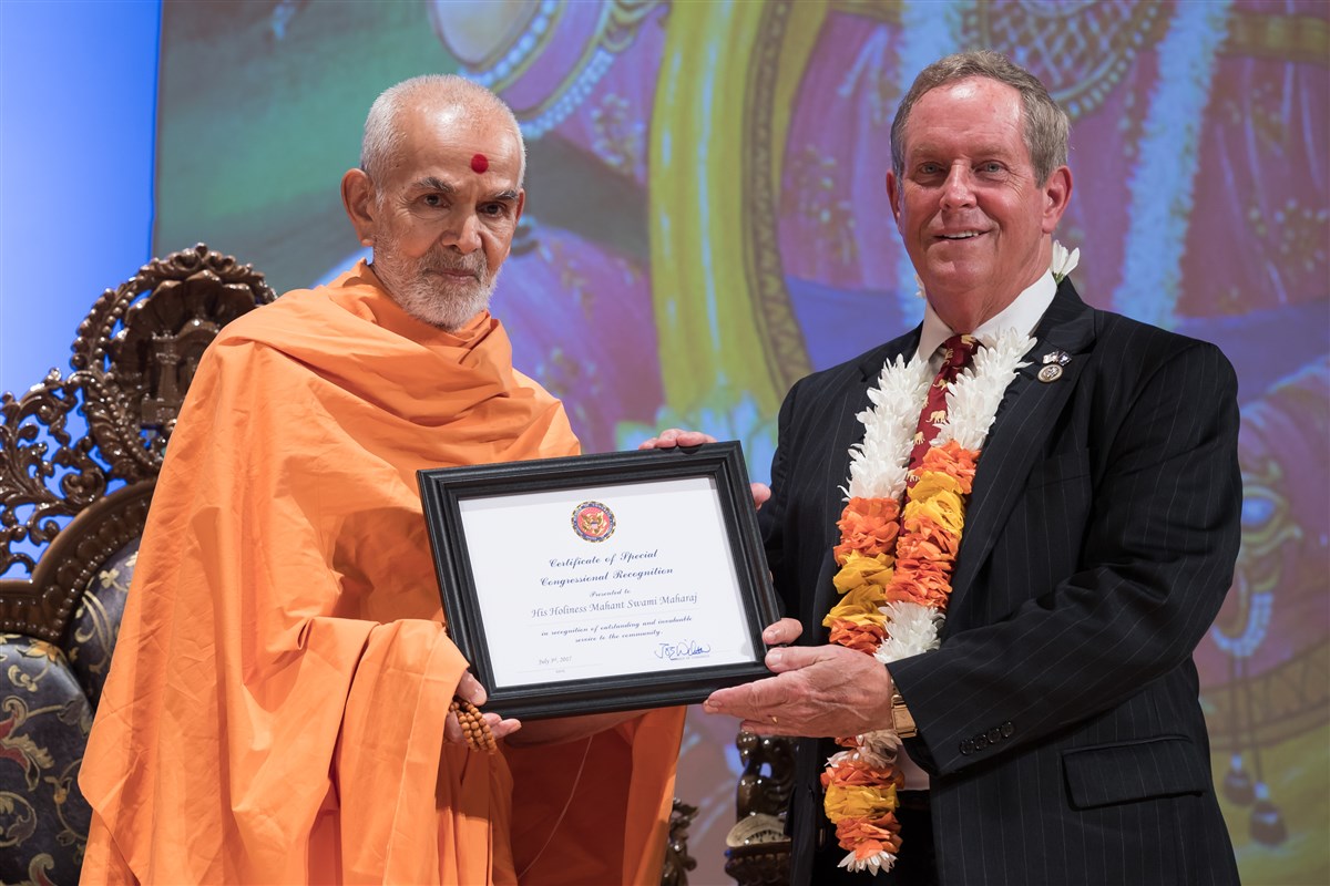 U.S. Representative, Joe Wilson, presents Swamishri with an award, 3 July 2017