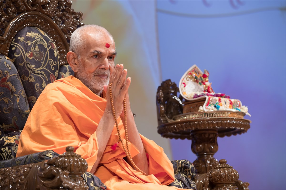 Swamishri folds his hands to the devotees in the audience, 3 July 2017