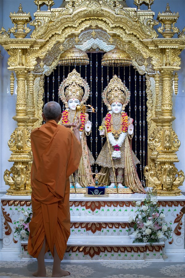Param Pujya Mahant Swami Maharaj performs the morning arti, 4 July 2017