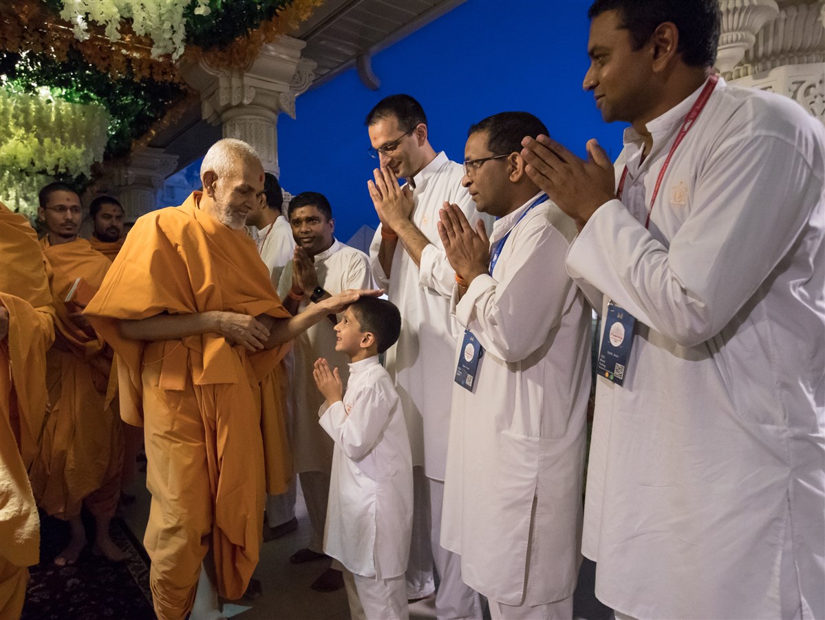 Swamishri blesses a child, 4 July 2017