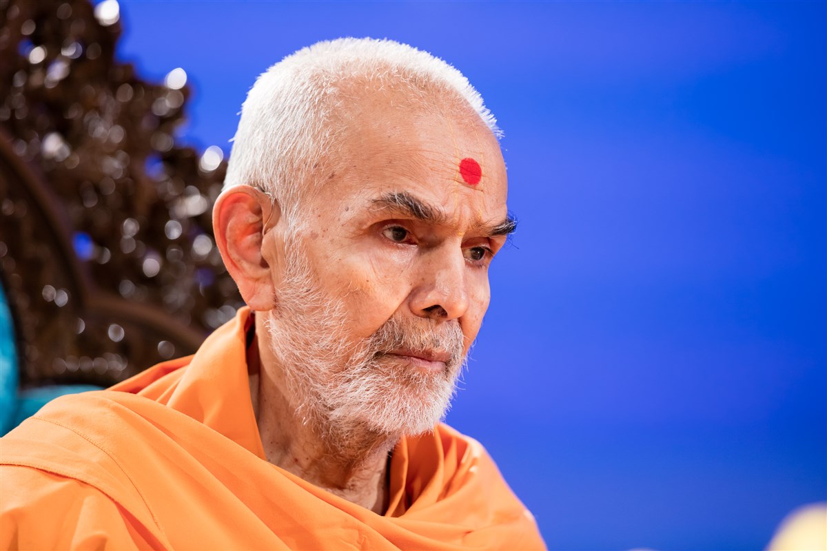 Swamishri engrossed in morning puja, 4 July 2017
