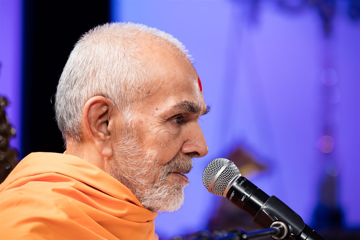 Swamishri addresses the assembly, 4 July 2017