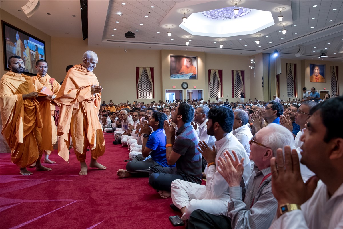 Swamishri folds his hands to the devotees in the audience, 4 July 2017