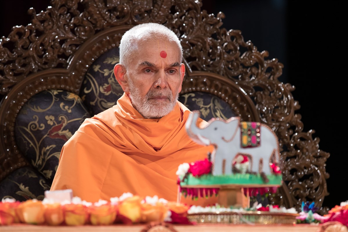 Swamishri engrossed in morning puja, 5 July 2017