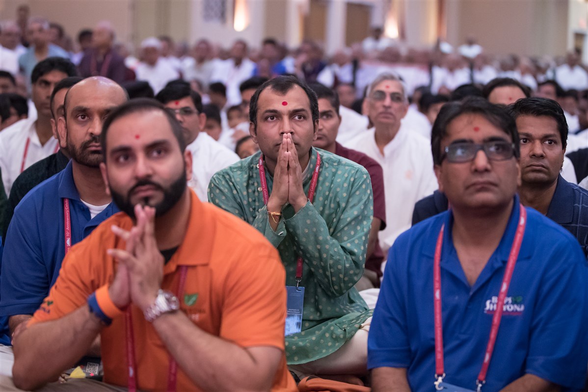 Devotees engrossed in Swamishri's darshan, 5 July 2017