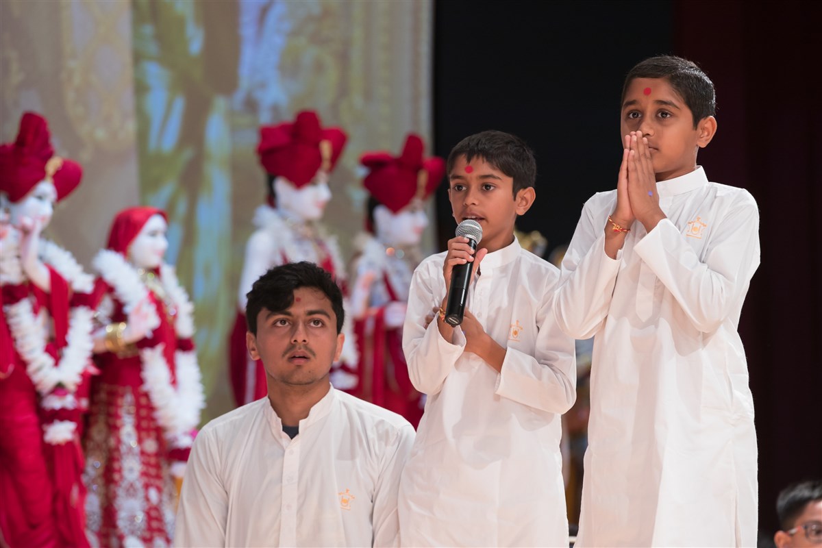 Children recite shlokas before Swamishri, 5 July 2017