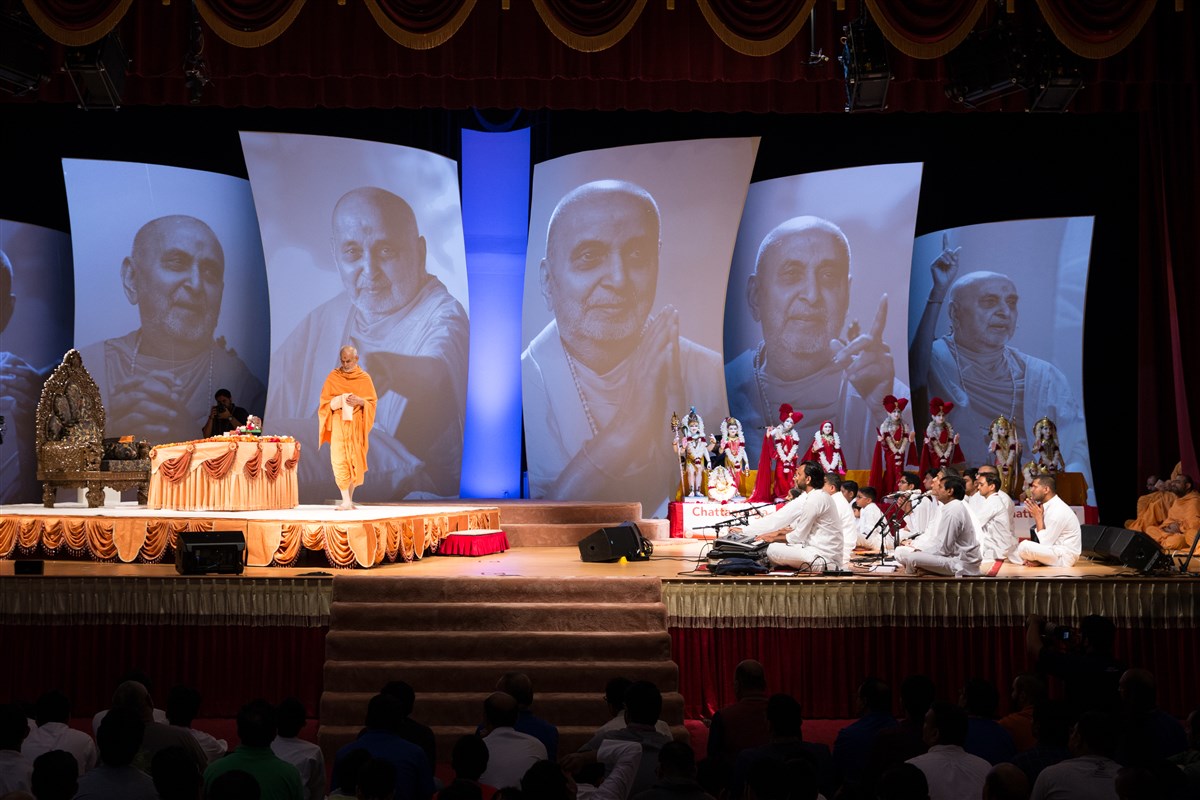 Swamishri performs pradakshina, 5 July 2017