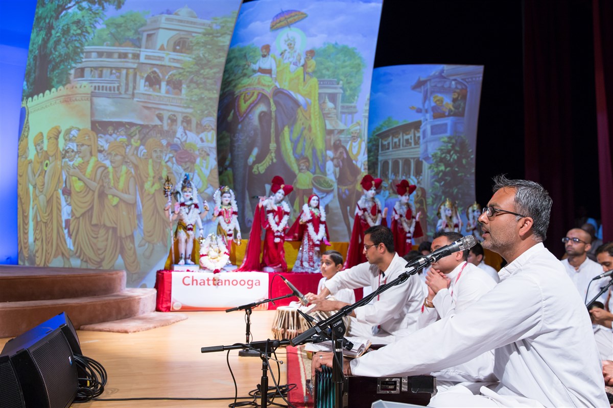 Devotees sing kirtans before Swamishri, 5 July 2017