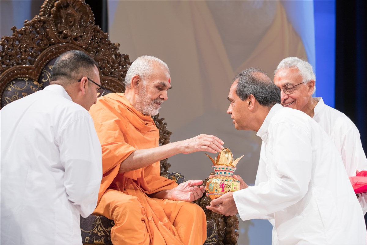 Swamishri blesses devotees, 5 July 2017