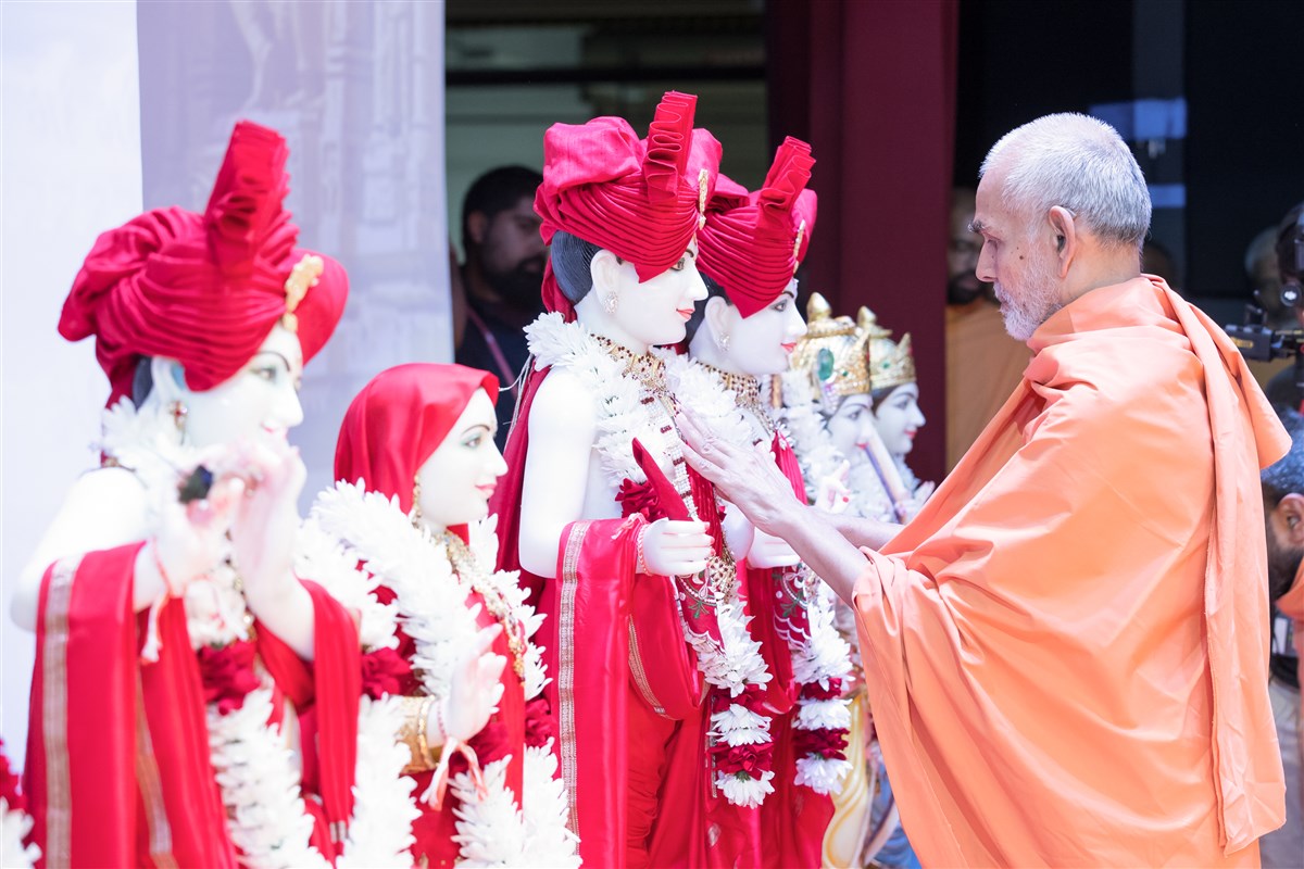 Swamishri performs pratishtha ceremony of murtis for BAPS Shri Swaminarayan Mandir, Chattanooga, TN, 5 July 2017