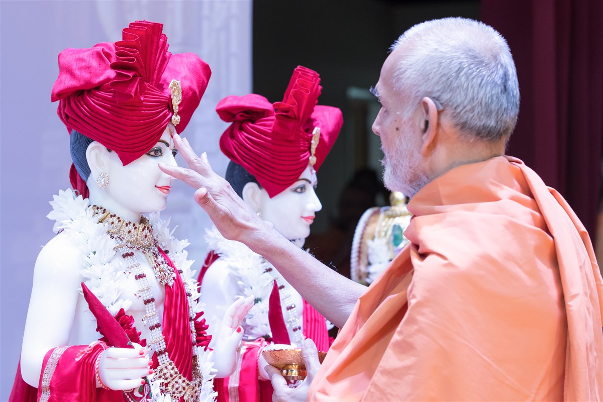 Swamishri performs pratishtha ceremony of murtis for BAPS Shri Swaminarayan Mandir, Chattanooga, TN, 5 July 2017