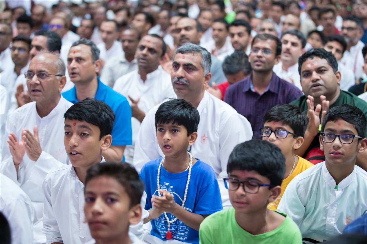 Devotees engaged in the arti, 5 July 2017