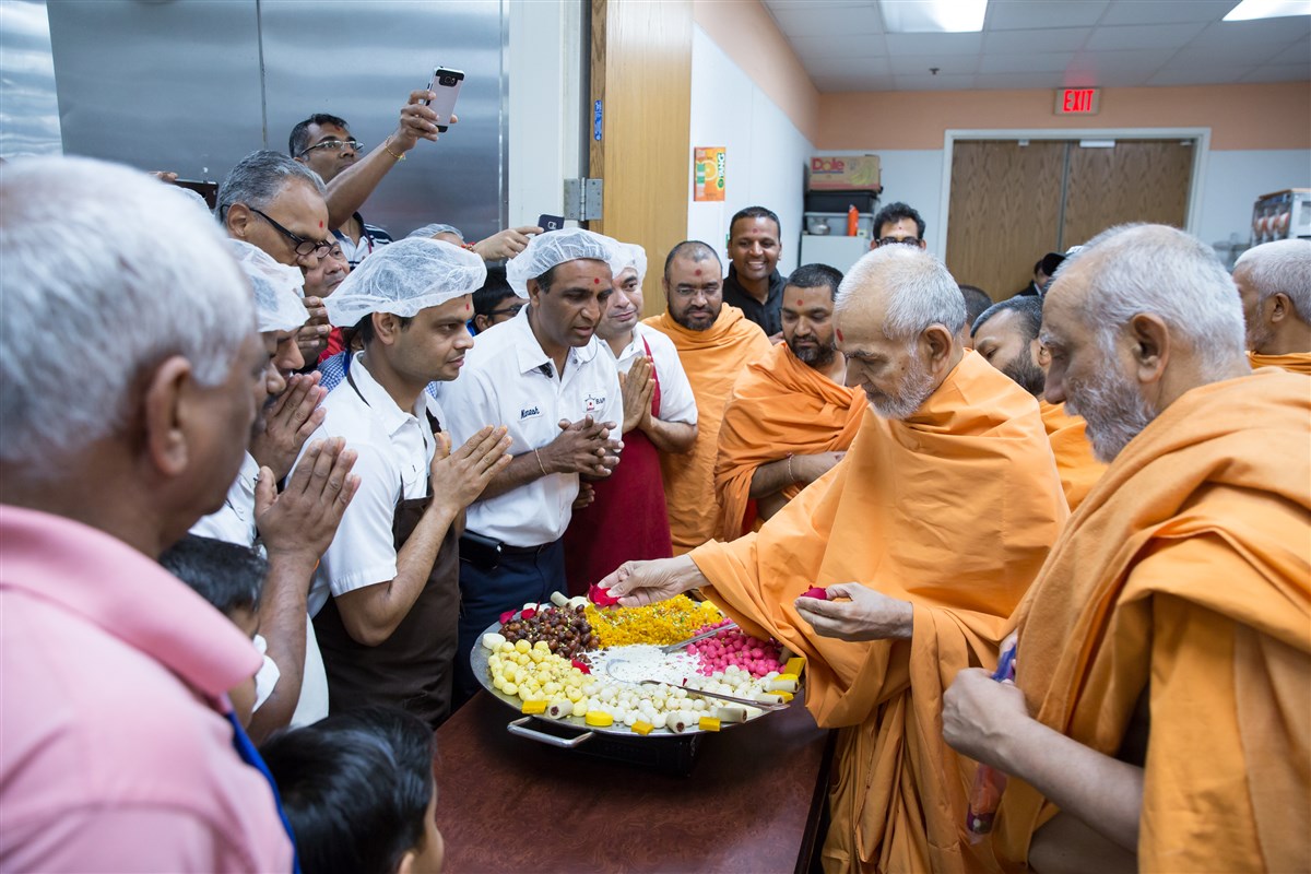 Swamishri sanctifies sweets, 5 July 2017
