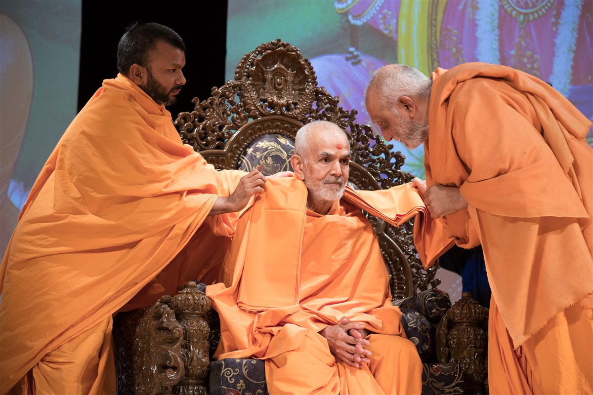 Swamishri is presented a shawl, 5 July 2017