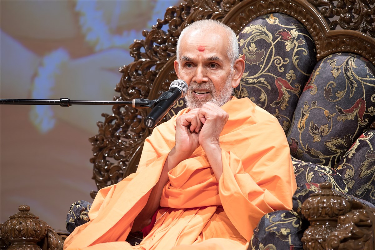 Swamishri addresses the assembly, 5 July 2017