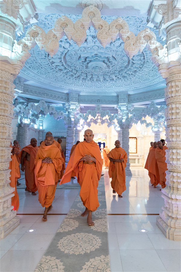 Swamishri arrives in the Mandir for darshan of the murtis