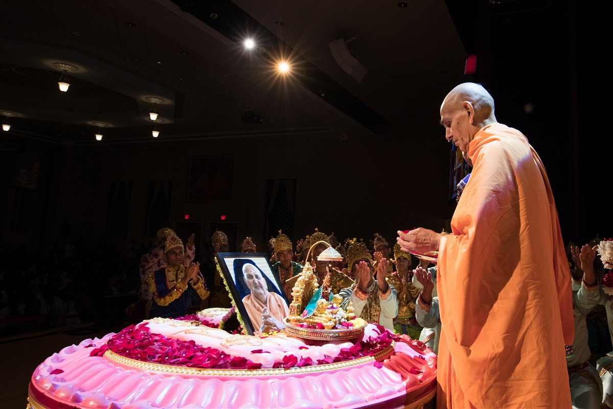 Swamishri offers flowers to Brahmaswarup Pramukh Swami Maharaj